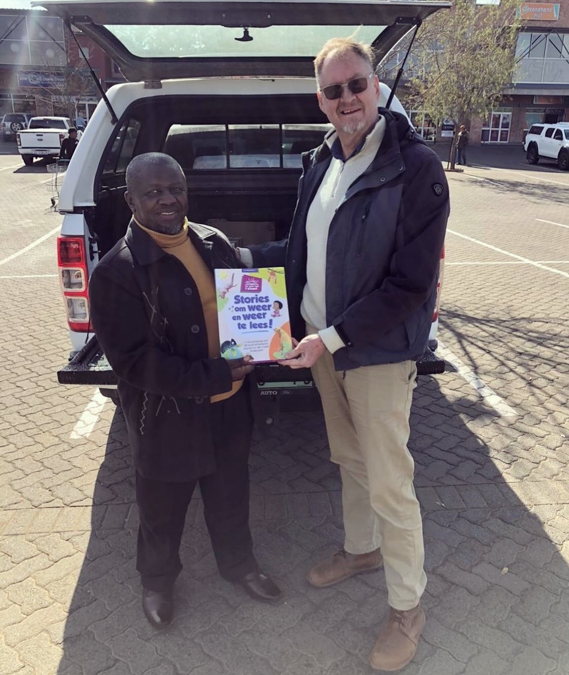 Our Nal'ibali Head of Programmes, Impact & Partnerships, Etienne Bramley, recently handed over 100 copies of the Afrikaans Nal'ibali Story Anthology to the Free State Department of Education in the Xhariep District. This generous donation aims to enrich the literacy resources in Afrikaans available to schools in the district, and forms part of a broader effort by Nal'ibali to promote storytelling and reading in the mother tongue in the province.

In the last 13 years, Nal'ibali has published 17 printed books, including the Read-Aloud Story Collections and the Nal'ibali Story Anthology; eight anthologies with numerous stories written by children in various languages, and over 270 multilingual online stories, reaching millions of children across South Africa.

To continue creating reading materials for children, Nal'ibali needs your support. You can support us by donating on the link in the bio. 

#literacy #storytelling #education #storytelling #nalibalistories #nalibalianthologies #africanstories #africanchildrensstories