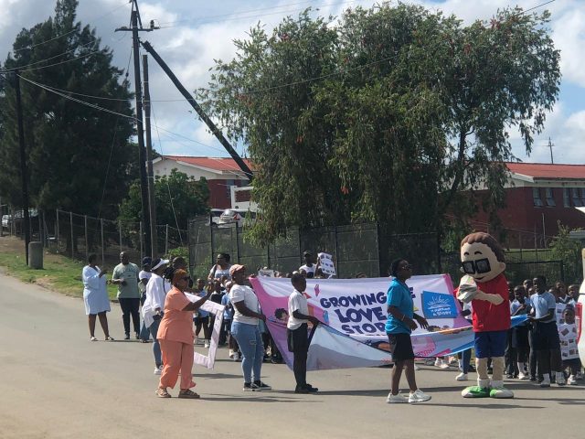 Young Nal’ibalians interacting with our mascot, Mfundo, during a walkabout in Ilitha Township, in East London. 

Mfundo is also engaging with members of the community, including the little ones, spreading joy and inspiring a love of stories and reading wherever he goes.

#WorldReadAloudDay #NalibaliAndSledWRAD2026