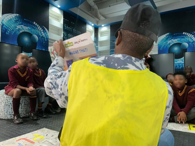 Today at @scibono_discovery_centre, we’re connecting with young readers from Brandvlei and Lofereng Primary Schools!

Stories, laughter, and imagination are in full swing as we inspire curiosity, celebrate language, and nurture a love of reading. 

#NalibaliReads #YoungReaders #StorytimeMagic #BuildingReaders #LoveOfReading #LiteracyForAll #SciBonoDiscovery #Nalibali