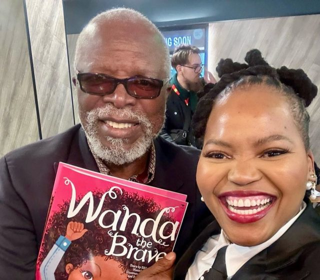 Ibali elincinci, izifundo ezinkulu.

Incwadi ethi uWanda oKhaliphileyo ibhalwe nguSihle Nontshokweni kunye noMathabo Tlali ukanti imizobo yayo emihle izotywe nguChantelle Thorne ekunye noBurgen Thorne.

Le ncwadi imalunga noWanda, intombazana encinci efunda ukubonisa isibindi, ukuzithemba nokuma ngokuqinileyo engaxengaxengi kwinto akholelwa kuyo. Ibali likaWanda likhuthaza abantwana ngokubanzi ukuba bathethe inyani, bazithembe kwaye babenesibindi sokumela into elungileyo.

Siyithanda kakhulu le ncwadi ngoba kaloku ibaliswa ngendlela elula nenomtsalane, inemizobo ethi ndijonge kwaye inika abantwana bethu izifundo ezibalulekileyo ngobubele,isibindi nokuzithemba.

Sikhuthaza abazali nabagcini babantwana ukuba bayifundele abantwana babo le ncwadi. Amabali afana neli anceda abantwana ukuze bazibone kwiincwadi, akhuthaze uthando lokufunda aze avule iingxoxo ezibalulekileyo nezikhuthazayo ekhaya.

Masikhulise abantwana abazithembileyo nabathanda ukufunda.

#UWandaOKhaliphileyo #AmabaliAbantwana #UkufundaKubalulekile #UthandoLokufunda #AbantwanaBayafunda