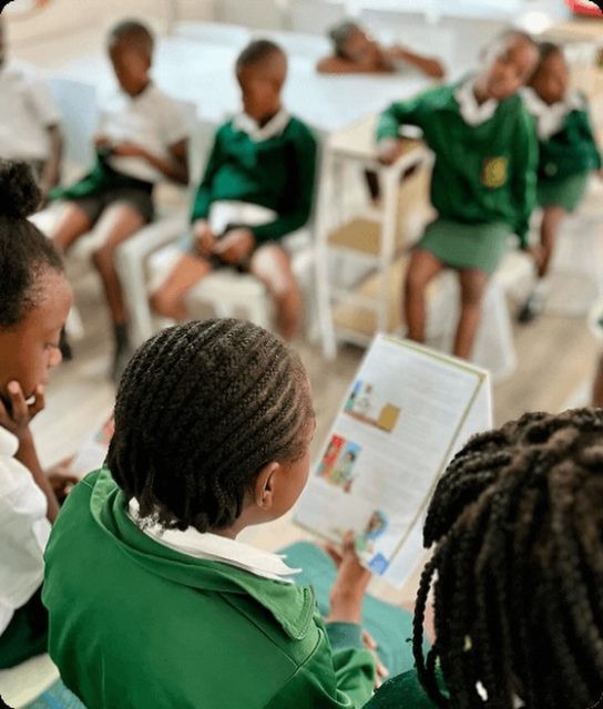 Abangani abahle bafunda ndawonye.

Ukufunda nomngani kwenza indaba ibe mnandi kakhulu. Uma sifunda ndawonye siyabelana ngamaphupho, sifunda amagama amasha futhi sikhulisa uthando lwezincwadi.

Abangani abahlangana ngezincwadi bakha ubungani obuqinile futhi bavula umhlaba wemibono emisha. 

Masifunde, sixoxe, siphuphe ndawonye njengabangani. 

#Ukufunda #Abangani #AmandlaEzindaba #Nalibali #IzinganeZiyafunda