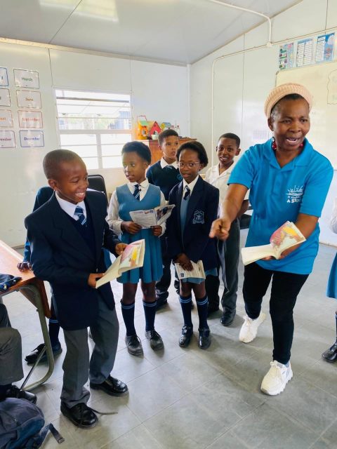 Ons het lekker gelees. Ons het lekker gepraat. Ons het lekker gespeel. Stories het ons bymekaar gebring en ons van voor af weer lewe gegee. 

Saam met DGMT, Schornville Biblioteek en die Graad 4-klas van Schornville Primêr het Nal’ibali weer vuur ingeblaas in ’n liefde vir lees en opnuut ‘n nuuskierigheid vir stories aangewakker. Een storie op ’n slag.

Ons het net weer besef hoe belangrik dit is om veilige, kreatiewe ruimtes te skep waar kinders kan ontdek, vrae vra en hulself vrylik kan uitdruk. Wanneer kinders toegang het tot stories in tale wat hulle verstaan, begin hulle nie net lees nie, hulle begin weer droom.

Deur stories te vertel, gesprekke te hê en speletjies te speel het leerders hul verbeelding gebruik, hul stemme laat hoor en selfvertroue in hul eie moedertaal, Afrikaans gebou. 

Veeltaligheid is ons krag, en elke taal dra ’n storie wat verdien om vertel en gehoor te word. 

#LeesIsLekker #Nalibali #Veeltaligheid #Storievertel #LeesVirVerandering