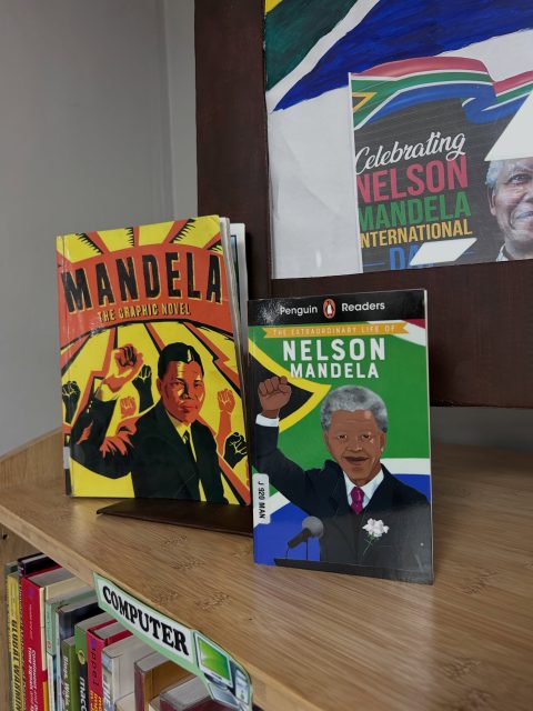 Ngimuphi umtlolo ngoNelson Mandela ozowufundela umntwanakho ngoMandela Day? 

Funda ndawonye, xoxani ngelifa lakaMadiba, begodu ukhuthaze umntwana abe mumuntu owenza umehluko emphakathini.

Hi yihi buku leyi vulavulaka hi Nelson Mandela leyi u nga ta yi hlayela n’wana wa wena hi siku ra Mandela? 

Hlaya swin’we, burisana hi ndzhaka ya Madiba, mi khutaza n’wana wa n’wina ku va munhu loyi a endlaka ku hambana eka vaaki.

Image: Khayelitsha Public Library