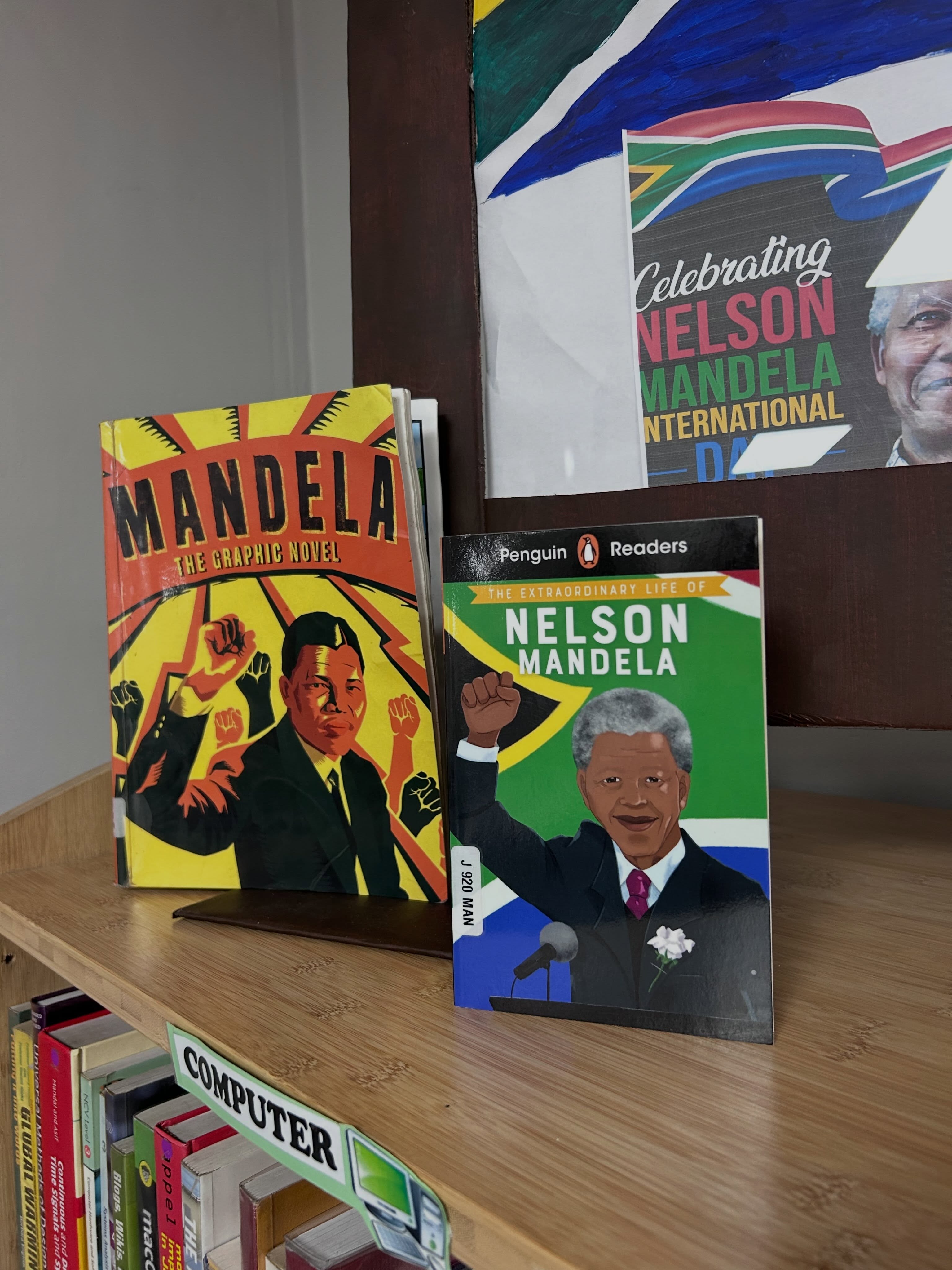 Ngimuphi umtlolo ngoNelson Mandela ozowufundela umntwanakho ngoMandela Day? 

Funda ndawonye, xoxani ngelifa lakaMadiba, begodu ukhuthaze umntwana abe mumuntu owenza umehluko emphakathini.

Hi yihi buku leyi vulavulaka hi Nelson Mandela leyi u nga ta yi hlayela n’wana wa wena hi siku ra Mandela? 

Hlaya swin’we, burisana hi ndzhaka ya Madiba, mi khutaza n’wana wa n’wina ku va munhu loyi a endlaka ku hambana eka vaaki.

Image: Khayelitsha Public Library