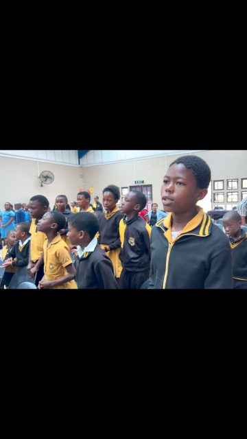 “Lithini iculo? UNal’ibali ubatshela ukuthini? Wayenzani uNal’ibali?”

Izingane zaseTholisu Junior Primary School, Vumokuhle Junior Primary School nase-Embonini Primary School eMlazi ziculela futhi zigubha nathi amandla ezindaba, ukufunda nolimi.

UNal’ibali uletha ukufunda nokuxoxa izindaba ezinganeni, ukuze zifunde, zijabule futhi zikhule zinezwi lazo.